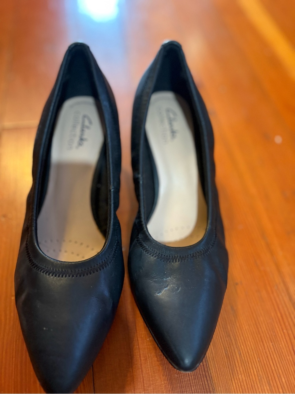 Clarks Women's Black Pointed-Toe Kitten Heels size 7 excellent condition